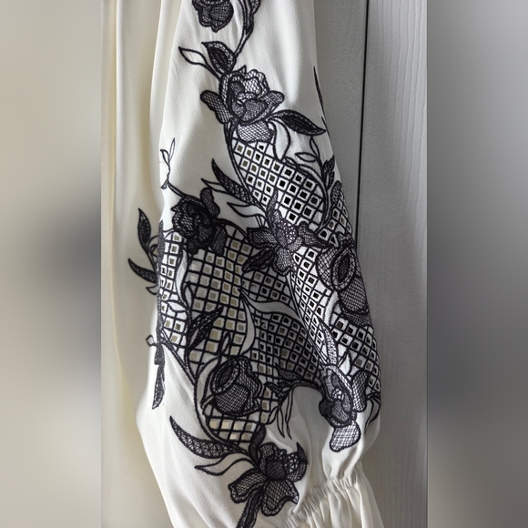 White House Black Market Off-Shoulder Top With Floral Embroidered Sleeves Size M - Picture 5 of 12